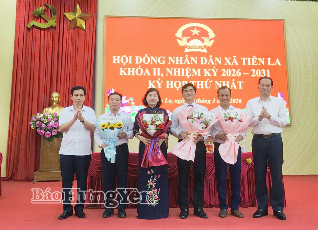 Tặng hoa chúc mừng Chủ tịch, Phó Chủ tịch và trưởng các ban HĐND xã Tiên La khoá II, nhiệm kỳ 2026 - 2031. Ảnh: Thanh Thủy