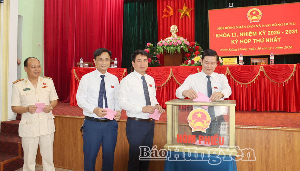 Các đại biểu bỏ phiếu bầu chức danh Chủ tịch HĐND xã Nam Đông Hưng nhiệm kỳ 2026 - 2031. Ảnh: Thu Hiền