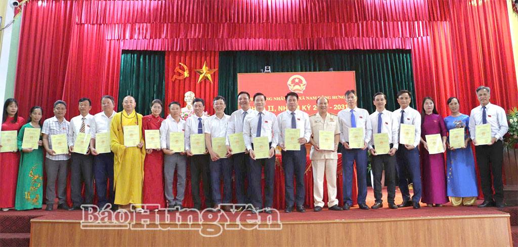 Trao chứng nhận đại biểu HĐND xã Nam Đông Hưng nhiệm kỳ 2026 - 2031. (Ảnh: Thu Hiền) Cúp lại ảnh