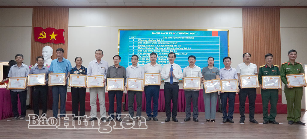 Lãnh đạo phường Trà Lý tặng giấy khen cho các tập thể có thành tích tiêu biểu trong cuộc bầu cử.