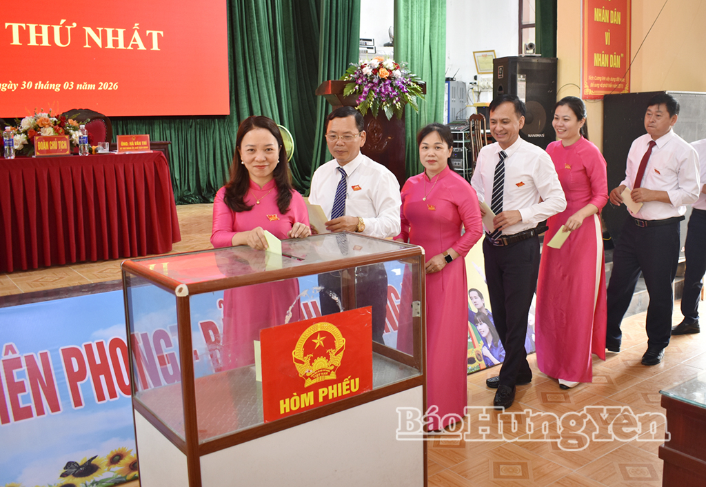 Các đại biểu bỏ phiếu bầu các chức danh chủ chốt của HĐND, UBND xã Nam Cường, nhiệm kỳ 2026 - 2031.