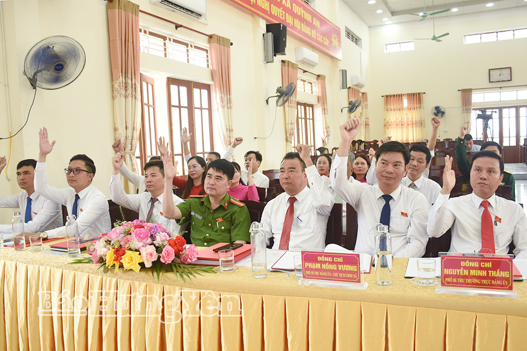 Đại biểu HĐND xã Quỳnh An biểu quyết thông qua nghị quyết tại kỳ họp.