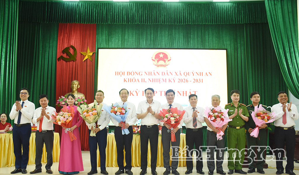 Đồng chí Phạm Văn Khuê, Ủy viên Ban Thường vụ, Trưởng ban Tổ chức Tỉnh ủy chúc mừng các đồng chí được bầu vào các chức danh lãnh đạo chủ chốt của HĐND, UBND xã Quỳnh An.