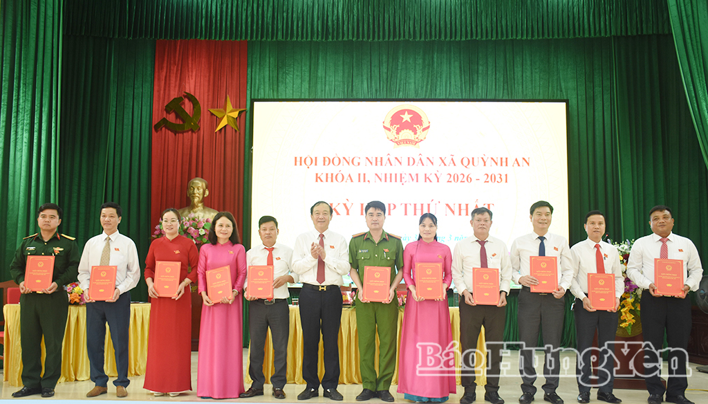 Lãnh đạo xã Quỳnh An trao chứng nhận cho các đồng chí trúng cử đại biểu HĐND xã khóa II, nhiệm kỳ 2026 - 2031.