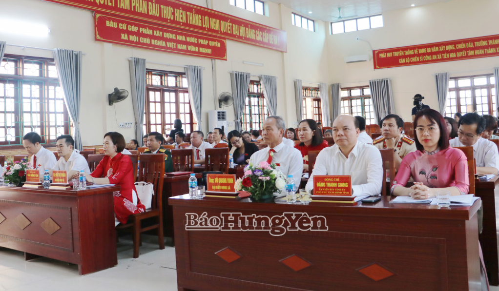 Đồng chí  Phó Chủ tịch HĐND tỉnh Đặng Thanh Giang và các đại biểu dự kỳ họp.