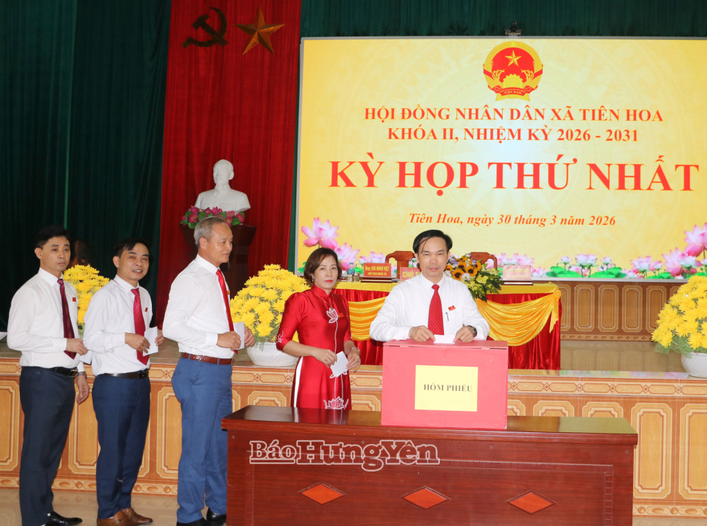 Các đại biểu bỏ phiếu bầu các chức danh chủ chốt của UBND xã Tiên Hoa, nhiệm kỳ 2026 - 2031.