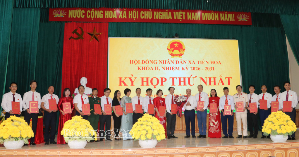 Đồng chí Phó Chủ tịch HĐND tỉnh Đặng Thanh Giang tặng hoa chúc mừng HĐND xã Tiên Hoa khóa II, nhiệm kỳ 2026 - 2031.