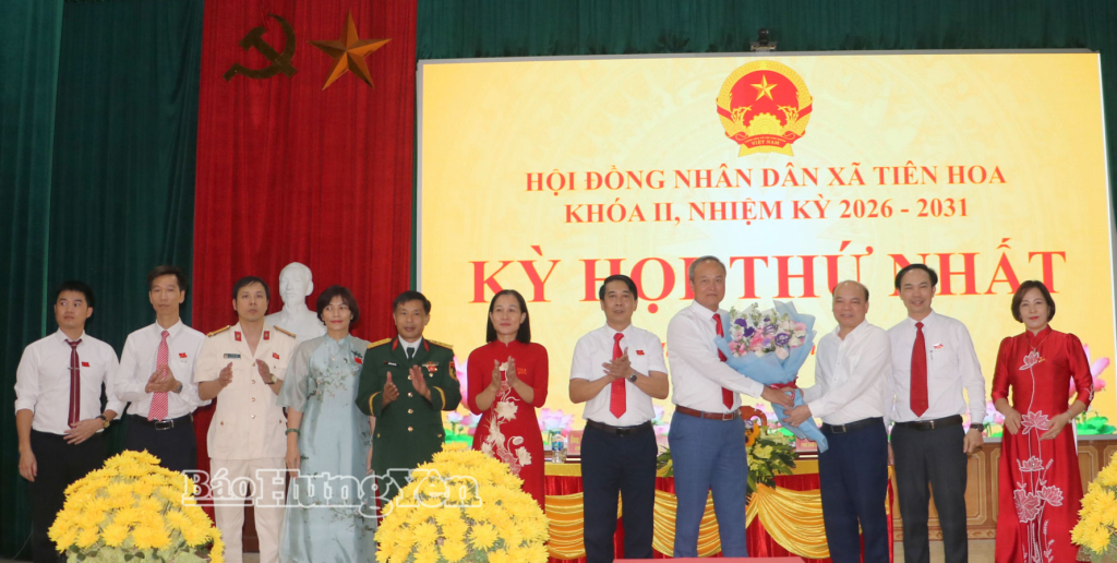 Đồng chí Phó Chủ tịch HĐND tỉnh Đặng Thanh Giang tặng hoa chúc mừng các đồng chí được bầu giữ các chức danh Chủ tịch, Phó Chủ tịch UBND, Ủy viên UBND xã Tiên Hoa, nhiệm kỳ 2026 - 2031.