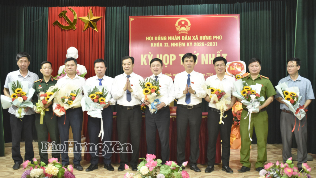 Lãnh đạo xã Hưng Phú tặng hoa chúc mừng các đồng chí được bầu giữ chức danh chủ chốt UBND xã. Ảnh: Trần Tuấn