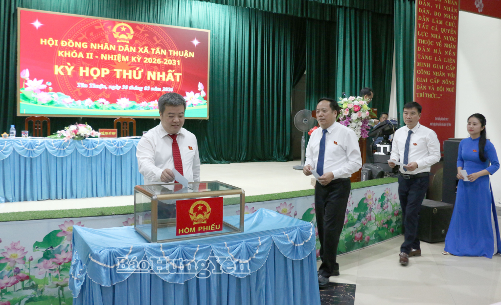 Đại biểu HĐND xã Tân Thuận khóa II bỏ phiếu bầu các chức danh chủ chốt của HĐND, UBND xã nhiệm kỳ 2026 - 2031. Ảnh: Đào Quyên
