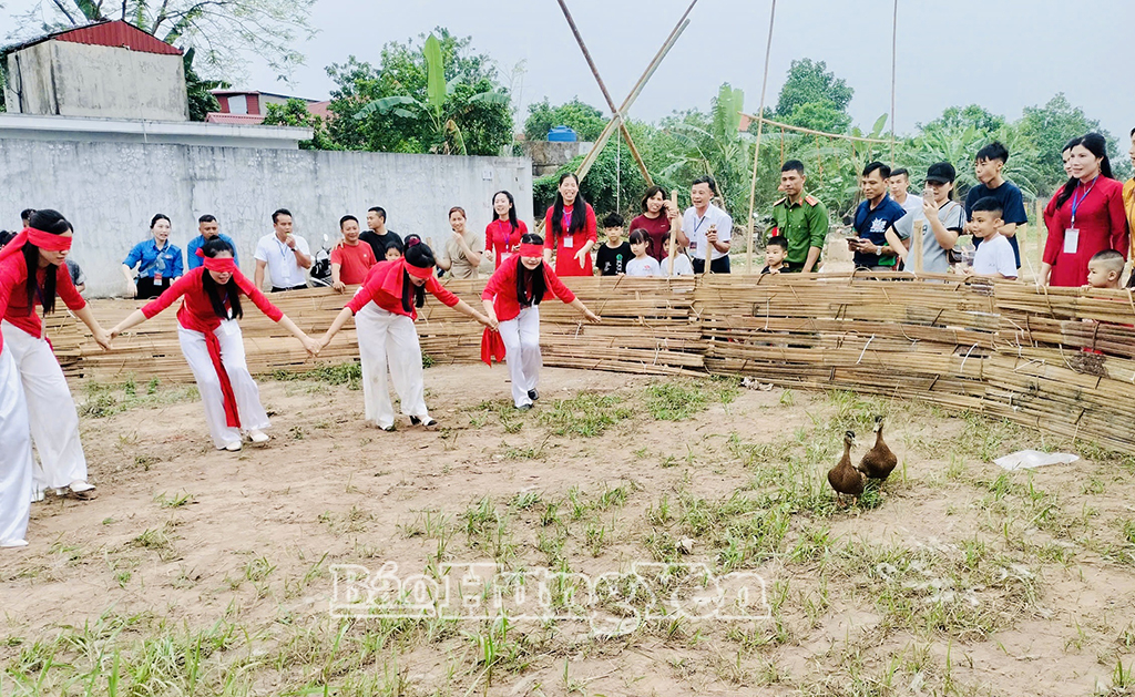 Người chơi tham gia trò chơi bịt mắt bắt vịt.