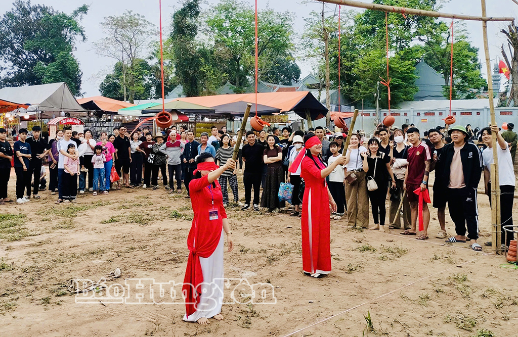 Trò chơi bịt mắt đập niêu thu hút đông đảo nhân dân và du khách tham gia cổ vũ.