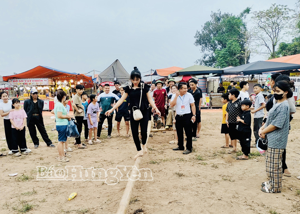 Du khách trực tiếp trải nghiệm trò chơi đi cầu kiều.