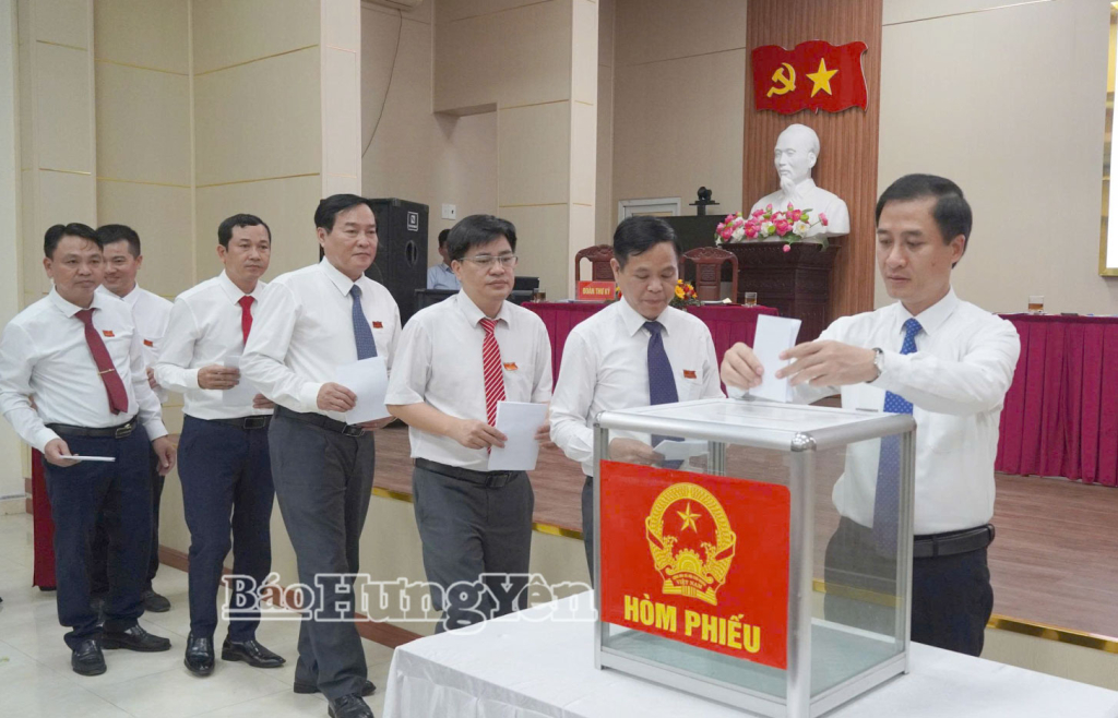 Các đại biểu bỏ phiếu bầu các chức danh chủ chốt của HĐND, UBND phường Trà Lý nhiệm kỳ 2026 - 2031.