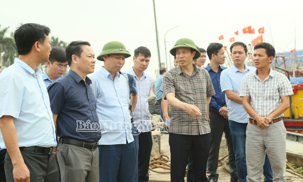 Phó Chủ tịch UBND tỉnh Lại Văn Hoàn kiểm tra tiến độ thi công dự án nâng cấp cảng cá Tân Sơn.