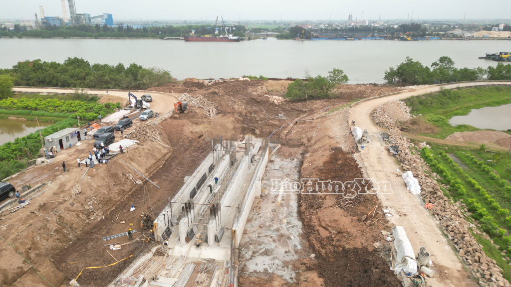 Khối lượng thi công cống Định Cư đạt khoảng 35%.