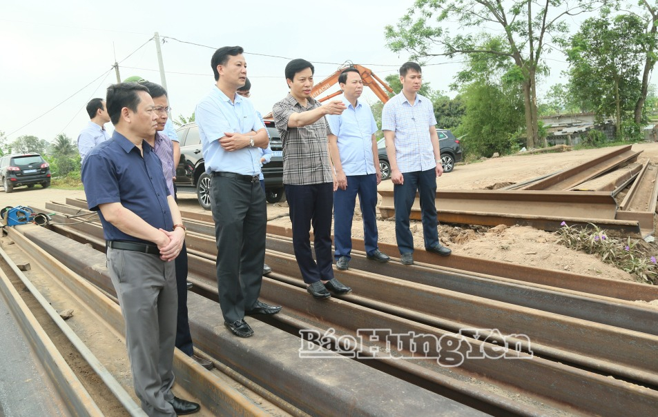 Phó Chủ tịch UBND tỉnh Lại Văn Hoàn kiểm tra tiến độ thi công cống Mộ Đạo.