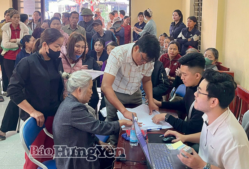 Người dân xã Châu Ninh nhận tiền bồi thường dự án Khu phức hợp đô thị, du lịch sinh thái, sân golf Khoái Châu.