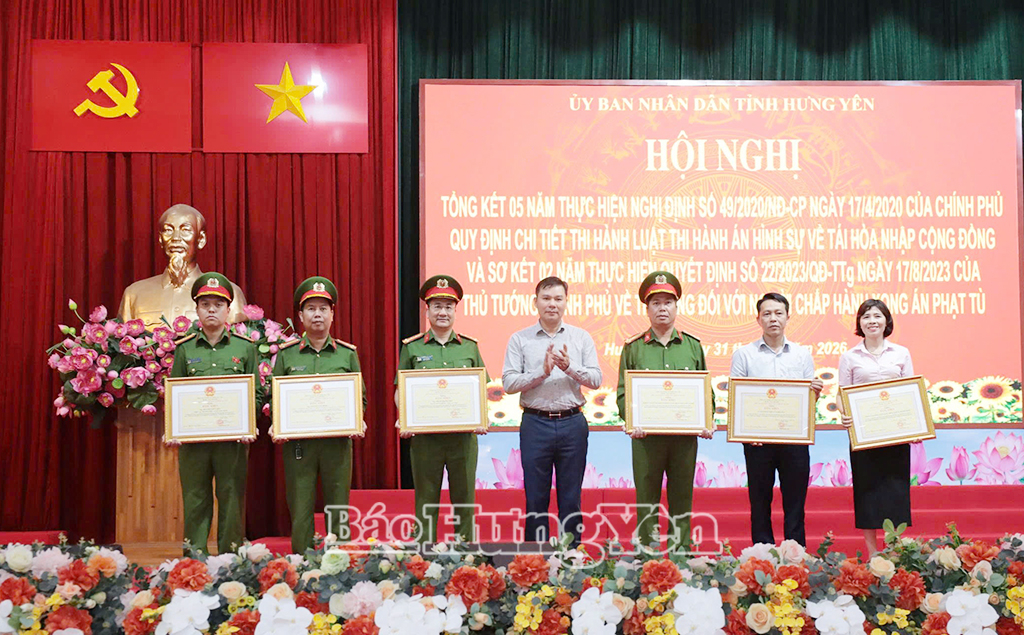 Đồng chí Phó Chủ tịch Thường trực UBND tỉnh Nguyễn Lê Huy trao Bằng khen của Chủ tịch UBND tỉnh tặng các tập thể, cá nhân có thành tích xuất sắc trong công tác tham mưu, triển khai thực hiện Nghị định số 49 và Quyết định số 22.