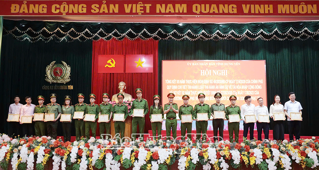 Các tập thể, cá nhân đã có thành tích xuất sắc, đột xuất trong tham mưu triển khai, thực hiện Nghị định số 49 và Quyết định số 22 được tặng Giấy khen của Giám đốc Công an tỉnh.