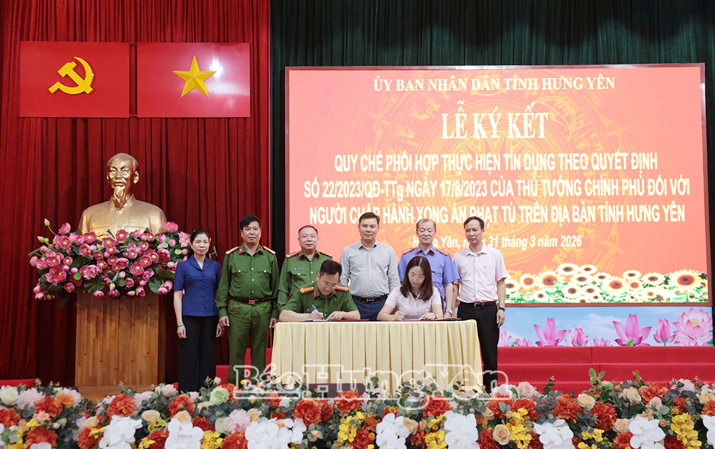 Đại diện lãnh đạo Công an tỉnh và Ngân hàng Chính sách xã hội Chi nhánh tỉnh Hưng Yên ký kết Quy chế phối hợp triển khai thực hiện tín dụng theo Quyết định số 22 trên địa bàn tỉnh Hưng Yên.