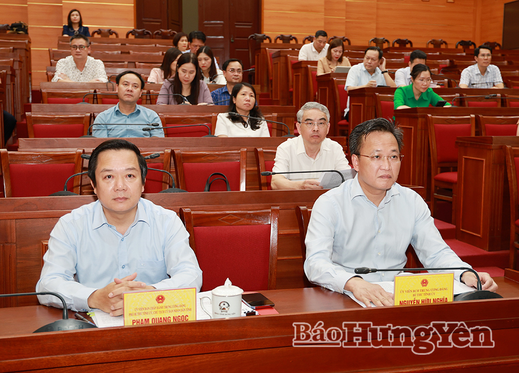 Các đồng chí: Nguyễn Hữu Nghĩa, Ủy viên Ban Chấp hành Trung ương Đảng, Bí thư Tỉnh ủy, Trưởng ban Chỉ đạo bầu cử tỉnh; Phạm Quang Ngọc, Ủy viên Ban Chấp hành Trung ương Đảng, Phó Bí thư Tỉnh ủy, Chủ tịch UBND tỉnh, Phó Trưởng ban Chỉ đạo bầu cử tỉnh, Phó Chủ tịch Thường trực Ủy ban bầu cử tỉnh cùng các đại biểu dự hội nghị tại điểm cầu của tỉnh Hưng Yên.