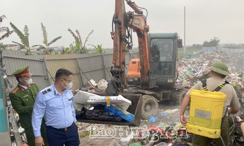 Bắt giữ vụ vận chuyển thực phẩm kh&ocirc;ng r&otilde; nguồn gốc