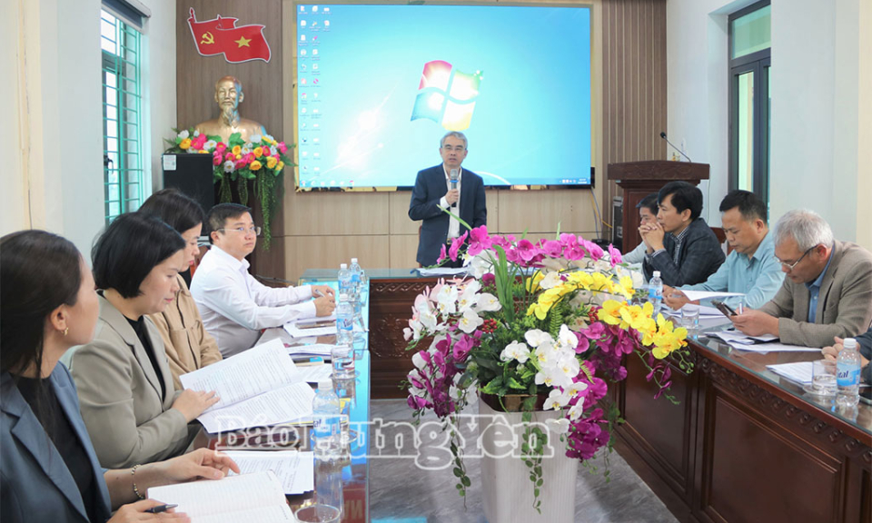 Đồng ch&iacute; Gi&aacute;m đốc Sở Gi&aacute;o dục v&agrave; Đ&agrave;o tạo kiểm tra c&ocirc;ng t&aacute;c bầu cử tại một số địa phương