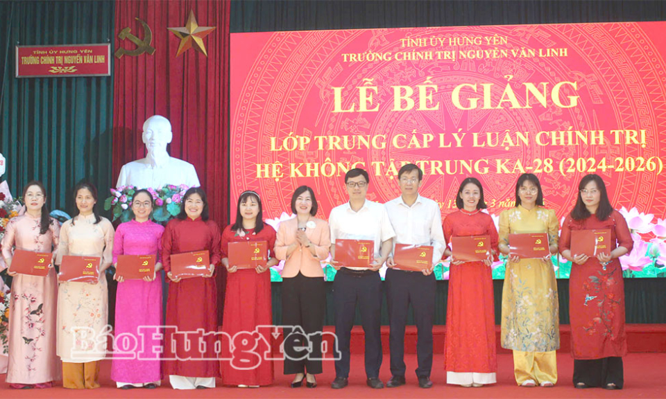 Bế giảng lớp trung cấp l&yacute; luận ch&iacute;nh trị hệ kh&ocirc;ng tập trung KA-28