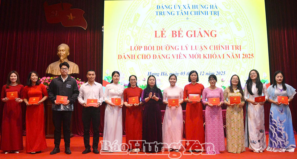 Trao giấy chứng nhận bồi dưỡng lý luận chính trị dành cho đảng viên mới.