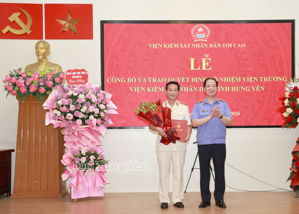 Đồng chí Trần Hải Quân, Phó Viện trưởng Viện Kiểm sát nhân dân Tối cao trao quyết định và tặng hoa chúc mừng đồng chí Nguyễn Hoàng Dương, Viện trưởng Viện Kiểm sát nhân dân tỉnh. 