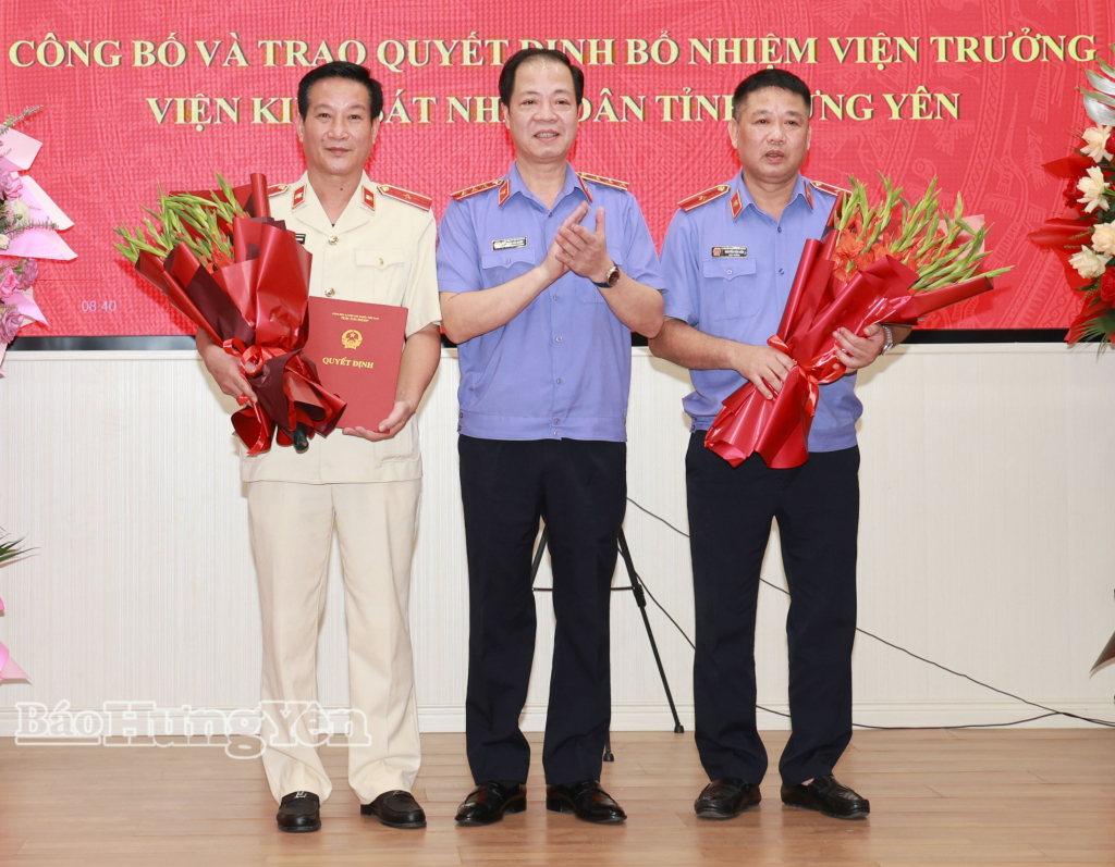 Đồng chí Trần Hải Quân, Phó Viện trưởng Viện Kiểm sát nhân dân Tối cao tặng hoa chúc mừng đồng chí Nguyễn Hoàng Dương và đồng chí Nguyễn Văn Viện.