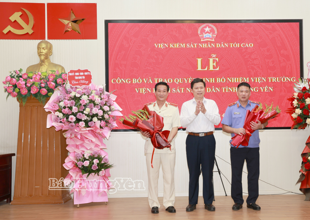 Đồng chí Trần Quốc Toản, Phó Bí thư Thường trực Tỉnh ủy, Chủ tịch Ủy ban MTTQ Việt Nam tỉnh tặng hoa chúc mừng đồng chí Nguyễn Hoàng Dương và đồng chí Nguyễn Văn Viện.