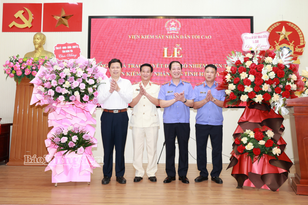 Đồng chí Trần Hải Quân, Phó Viện trưởng Viện Kiểm sát nhân dân tối cao và đồng chí Trần Quốc Toản, Phó Bí thư Thường trực Tỉnh ủy, Chủ tịch Ủy ban MTTQ Việt Nam tỉnh chúc mừng đồng chí Nguyễn Hoàng Dương và đồng chí Nguyễn Văn Viện.