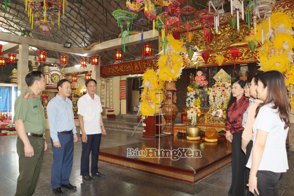 Đoàn giám sát khảo sát thực tế tại di tích đền Đồng Bằng.