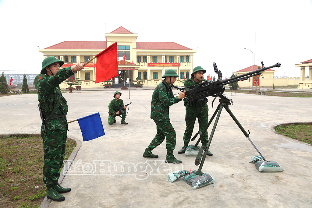 Đoàn viên, thanh niên Đồn Biên phòng Cửa khẩu Cảng Diêm Điền tham gia huấn luyện sẵn sàng chiến đấu.