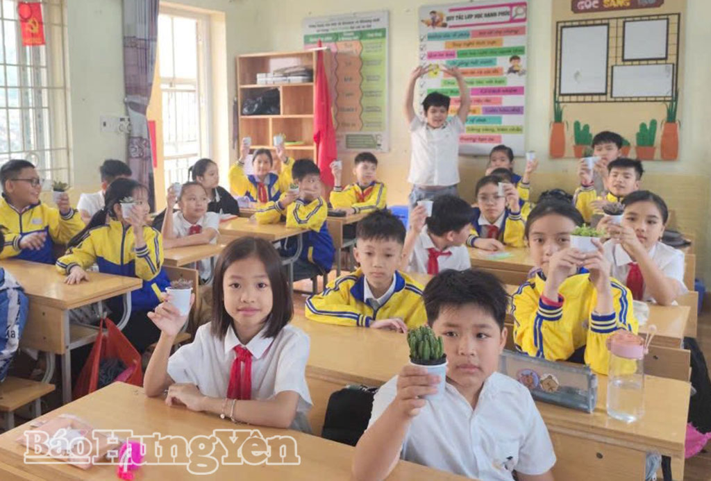 Học sinh Trường Tiểu học Bần Yên Nhân số 1 (phường Mỹ Hào) với chậu cây được đổi tại ngày hội “Đổi rác lấy cây xanh”.