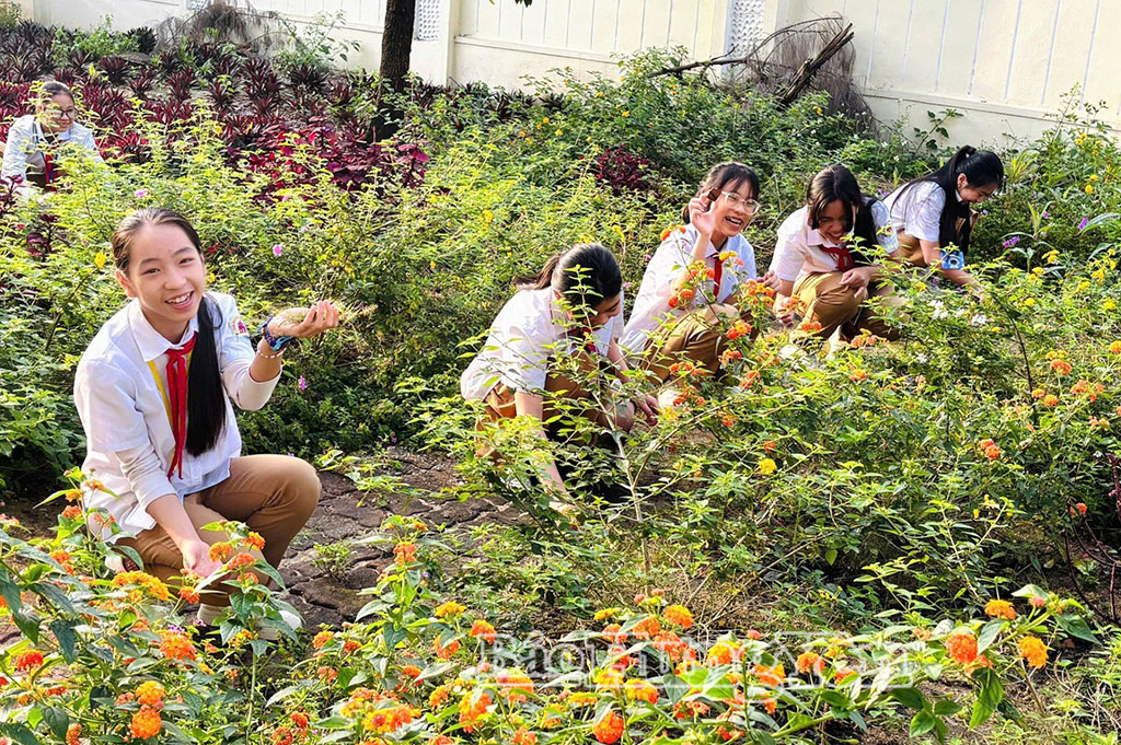 Học sinh Trường THCS Nguyễn Tất Thành (phường Sơn Nam)  chăm sóc vườn cây.