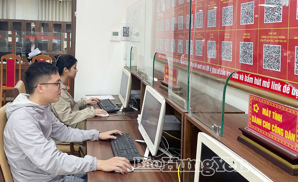  Xã Như Quỳnh bố trí máy vi tính kết nối internet phục vụ người dân tra cứu thông tin và thực hiện nộp hồ sơ trực tuyến tại Trung tâm Phục vụ hành chính công xã.