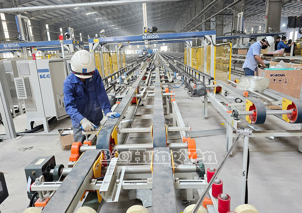 Các kỹ sư lắp ráp dây chuyền sản xuất gạch Porcelaine của Công ty Cổ phần Kỹ thương Thiên Hoàng.