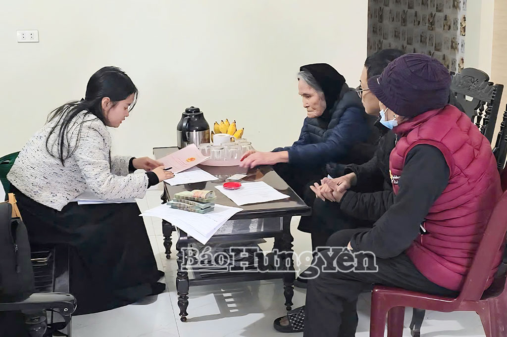 Công ty Cổ phần Đầu tư và dịch vụ Sakura phối hợp với chính quyền xã Việt Tiến kịp thời chi trả tiền đền bù giải phóng mặt bằng ngay tại nhà cho bà Hoàng Thị Miêng 93 tuổi, ở thôn Đào Viên.