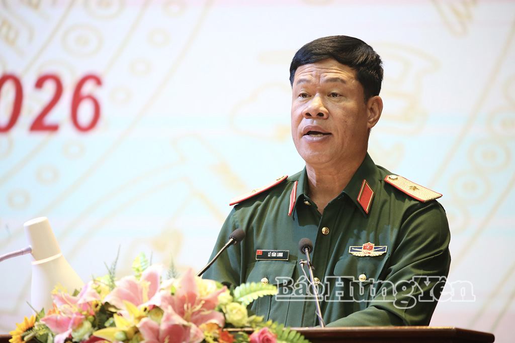 Đồng chí Thiếu tướng Lê Văn Long, Phó Tư lệnh Quân khu 3 phát biểu tại hội nghị. Ảnh Trịnh Cường
