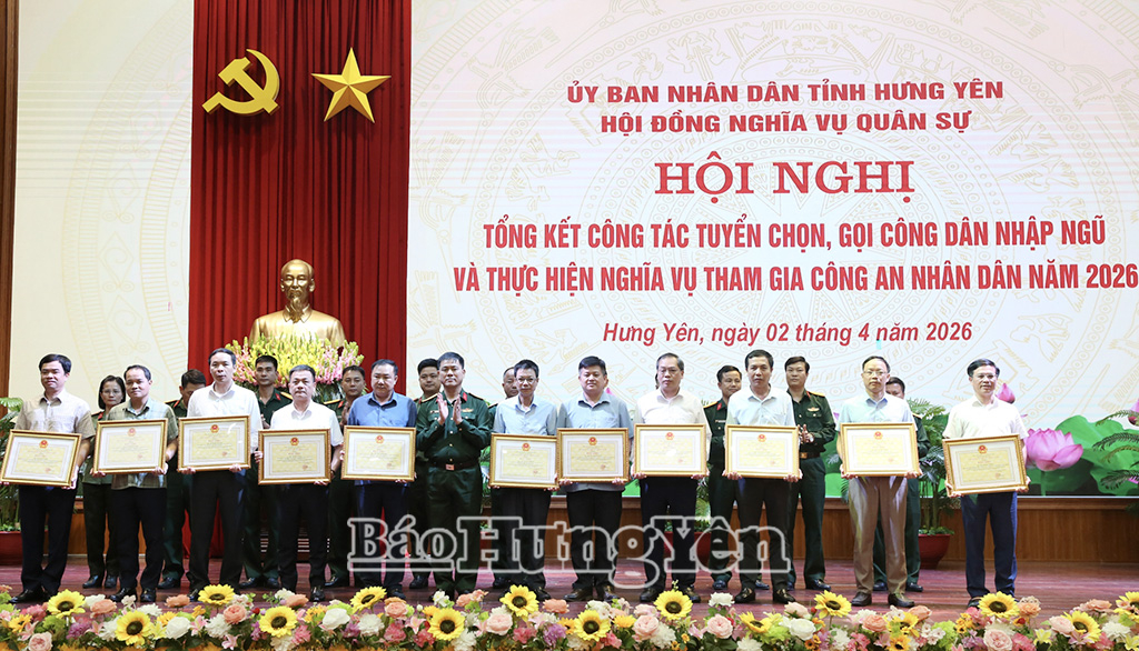 Đại tá Vũ Văn Định, Ủy viên Ban Thường vụ Tỉnh ủy, Chỉ huy trưởng Bộ Chỉ huy Quân sự tỉnh, Phó Chủ tịch Thường trực Hội đồng NVQS tỉnh trao Bằng khen của Chủ tịch UBND tỉnh tặng các tập thể, cá nhân đạt thành tích trong công tác tuyển quân. Ảnh Trịnh Cường