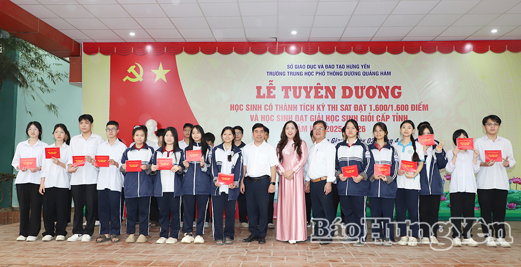  Ban Giám hiệu nhà trường khen thưởng học sinh đạt giải kỳ thi chọn học sinh giỏi cấp tỉnh năm 2025-2026.