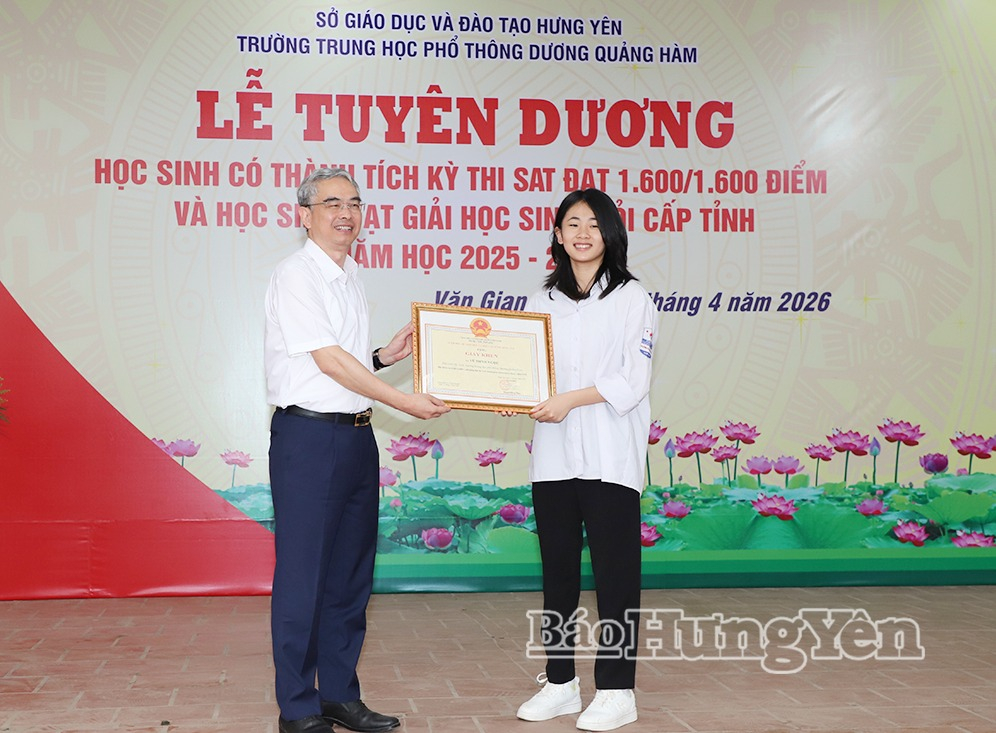 Đồng chí Giám đốc Sở Giáo dục và Đào tạo Phạm Đồng Thụy trao giấy khen tặng em Vũ Minh Ngọc.