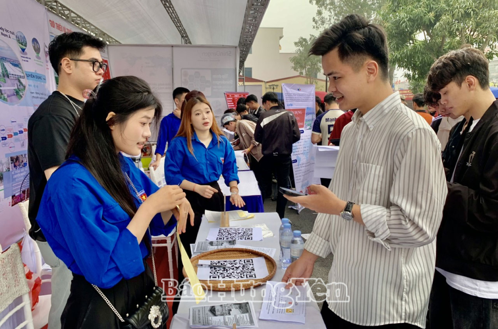 Sinh viên tìm hiểu môi trường làm việc, yêu cầu tuyển dụng và ứng tuyển ngay tại các gian hàng của các doanh nghiệp.