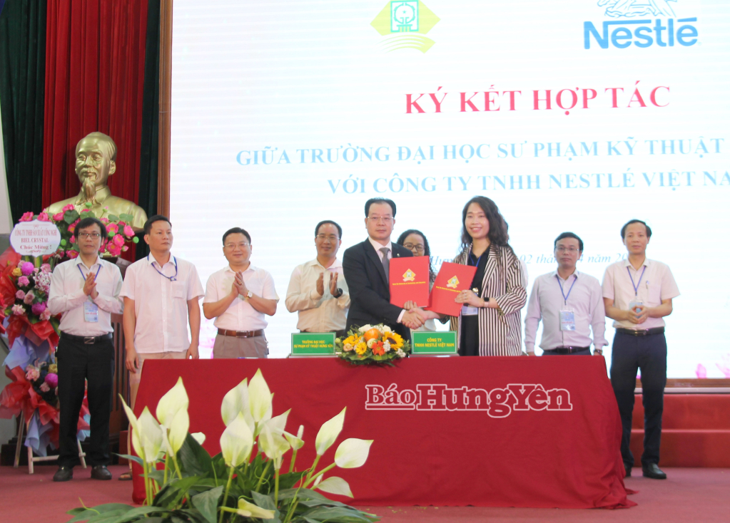 Lãnh đạo Trường Đại học Sư phạm Kỹ thuật Hưng Yên ký kết biên bản hợp tác với đại diện Công ty TNHH Nestlé Việt Nam.