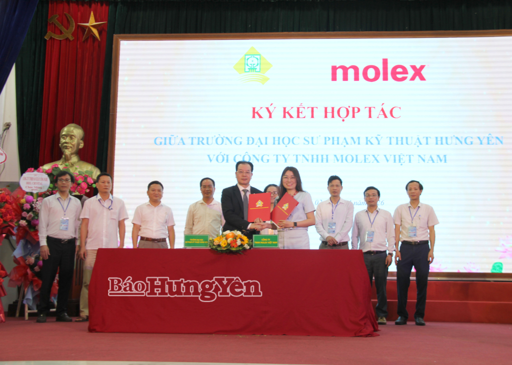 Lãnh đạo Trường Đại học Sư phạm Kỹ thuật Hưng Yên ký kết biên bản hợp tác với đại diện Công ty TNHH Molex Việt Nam.