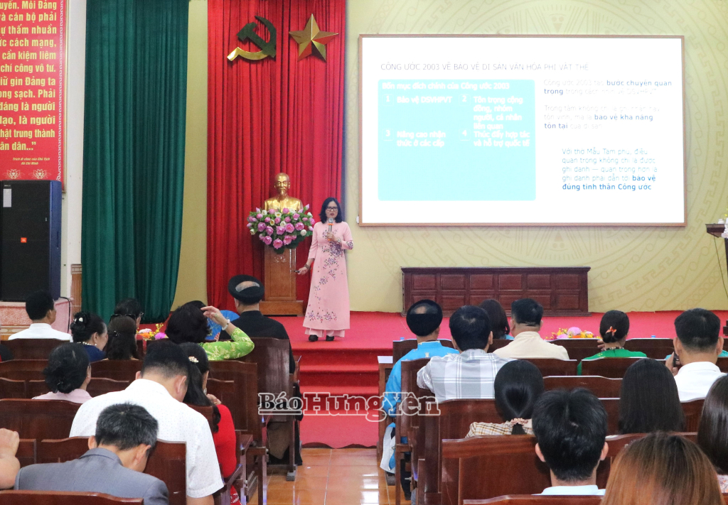 Báo cáo viên truyền đạt tại tập huấn. 