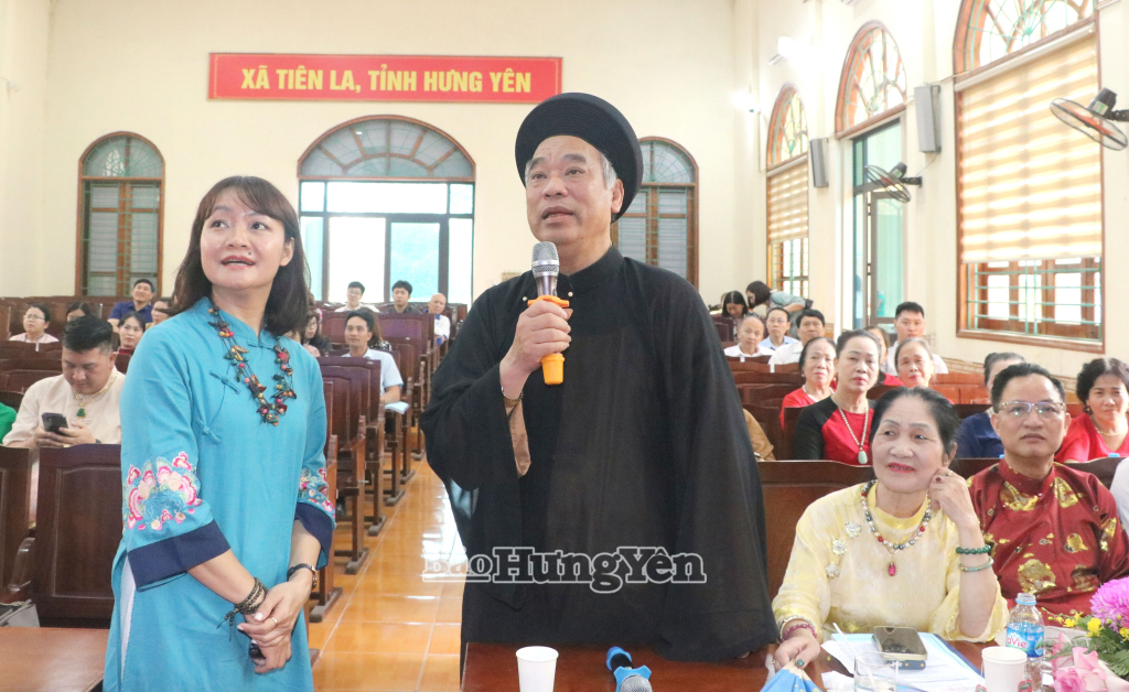 Nghệ nhân ưu tú thảo luận tại tập huấn. 